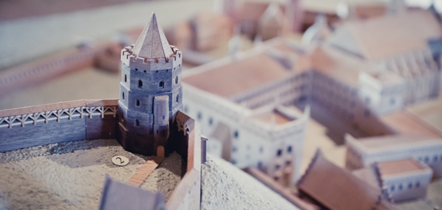 Žmogus rudu chalatu: planuojama atstatyti Aukštutinę pilį