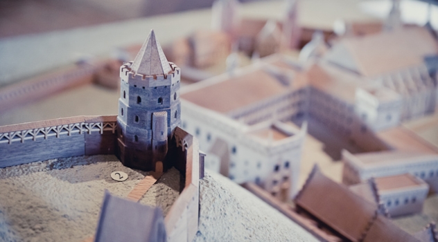 Žmogus rudu chalatu: planuojama atstatyti Aukštutinę pilį